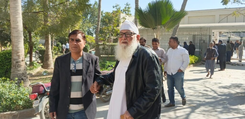 دسمبر 2، 2025، پاکستان رائٹرز گلڈ کے سابق سیکریٹری جناب نسیم درانی کی نماز جنازہ میں شرکت کے بعد گلڈ کے سیکریٹری جناب احمد عمر شریف اور خازن شاھد محمود شاھد